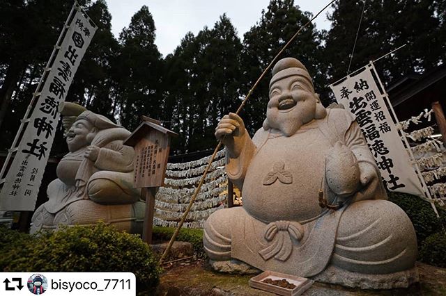 #repost @bisyoco_7711・・・#出雲福徳神社恵比寿様と大黒様の石像のお腹をさすると宝くじが当たると言われる有名な神社。雨の中、年末ジャンボを、お腹にスリスリしてきました。当たりますように️ 撮影日 2019/12/14#神社 #鳥居  #お宮参り #パワースポット #自然  #photo_jpn #photojapan #宝くじ#神社巡り #gifuphoto  #nakatsutrip#縁結び #中津川市 #神社仏閣 #神社好きな人と繋がりたい #神社仏閣好きな人と繋がりたい