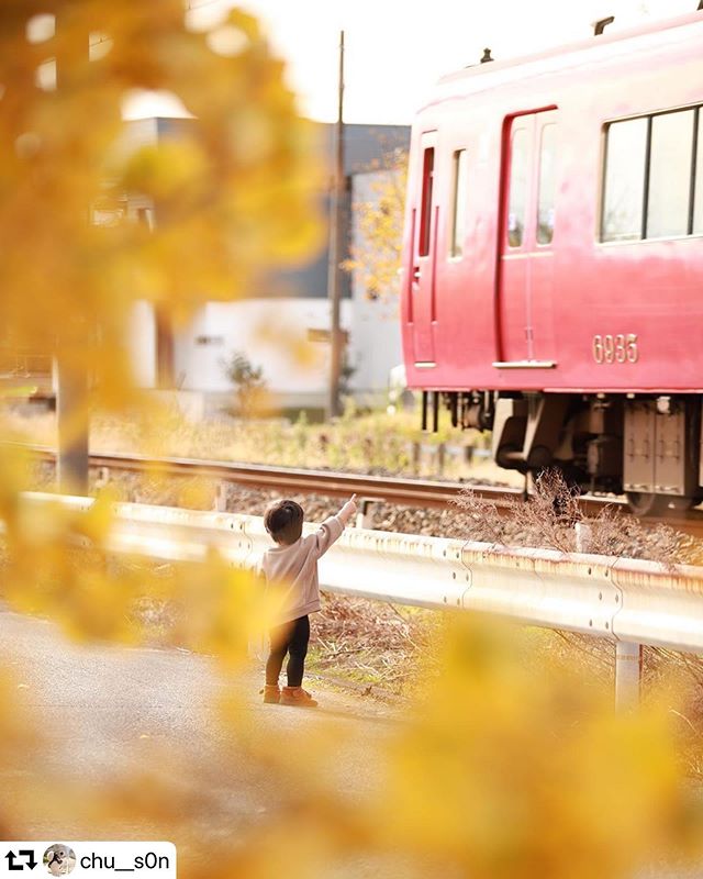 #repost @chu__s0n・・・︎︎◌との コラボ(*^^*)︎︎◌大好きな幸せの黄色DY最近見に行けてないけど僕さんの場合赤い名鉄電車でも大興奮( ´艸｀)︎︎◌昨日お弁当箱を新幹線のに新調したら顔をニンマリして大喜びしてました(*˘︶˘*)︎︎◌いつか東京駅でいろんな新幹線見せてあげたいな♡︎︎◌#名鉄電車#鉄オタ#その瞬間に物語を #一眼レフ#一眼レフ初心者#一眼レフのある生活#カメラ好きな人と繋がりたい#写真好きな人と繋がりたい#キッズレート#タビスルキッズ#ポトレ撮影隊#広がり同盟 #単焦点レンズの世界#gifuphoto #photo_shorttrip #jp_portrait部 #photo_japan#nipponpic#good_portraits_world #daily_photo_jpn#great_myshotz#art_of_japan_#Japan_bestpic_#term_jp_#kids_japan#ig_kidsJapan#lovers_nippon#best_japan_photos#ママカメラ