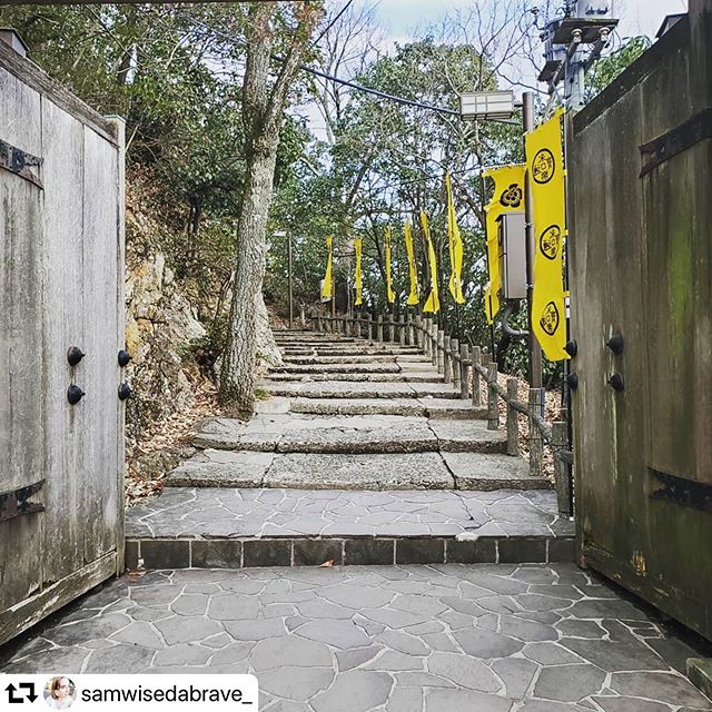 #repost @samwisedabrave_・・・Gates to Gifu Castle #gifuphoto #gifuprefecture #japan #travel #traveljapan #travelphotography #gifucastle #photography #mountains #castle #岐阜県城 #岐阜県