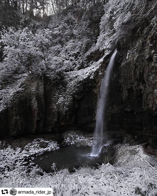 #repost @armada_rider_jp・・・Got the 1st waterfalls in 2020 ―― Like it or not, it's a warm winter. I've waited for the snow at waterfalls, and also ski areas,  but now I'm trying to figure out how I can enjoy winter waterfalls even with only a little snow. As there's not too much snow, waterfalls are still accessible and I can climb up the cliff to the point where I dont want to  go into the bush without anxiety of bear encounter.  As a skier, such a warm winter is literally a cruel torture. But as a waterfall chaser, there stilll are some good things... .. 滝初め ―― 日本の滝百選 #阿弥陀ヶ滝 ―― 普段平日休みのボクは、スキーはしたいけど正月休みでアホみたいに激混みのスキー場は当然興味ない。世間の正月休み期間に休みになってしまったのでこの日は写真の日に。ホントは平湯大滝から乗鞍三滝へ冬の滝を撮るつもりででかけたところ、郡上市内の山はけっこう低いところまで前日の降雪で白くなっていたので、急遽、安・近・短コースに変更☃️は少ないけれど、先着さんも後着さんもおらず、独占。夏には藪こぎしないと上がれないところも、冬には枯れているし少雪だからとちょっと高いところまで登ります。見下ろす形で撮りたかったので気分は上々。ホントはスノーシューを忘れて家を出てしまったので、郡上に降雪があってホッとしたところでした…..Canon EOS 6D Mark IITOKINA 16-28mm F2.8 Date :  Jan. 5th, 2020.. ..#waterfallsfordays#waterfallscollective#waterfalls#waterfallsofinstagram #longexpo_chaser#clubworld_longexosure#longexposure_Japan#longexpoelite#1natureshot#1longexposhot#1killershot#raw_longexposure#raw_waters#best_moments_nature#best_moments_water#best_moments_landscape#ig_waterlovers#nb_nature_brilliance#batpixs_nature#ig_naturemagic#bpnature_waterfall#ig_landscape_lovers#water_brilliance#ig_magical_nature#rebel_longexposure#welcometolongexposure#岐阜県インスタ部 #Gifuphoto