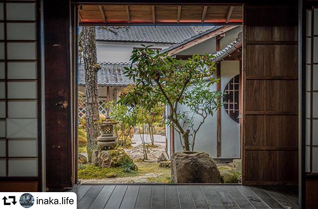 #repost @inaka.life・・・Iwamura, Ena, Gifu prefecture Japan  01.12.2020 -Ian Ferguson (R&I photography)—Today while searching for some pictures for the next blog post. I re-visited one of the popular tourist spots in downtown Iwamura and just so happen to catch this shot in the corner of my eye. The zen garden feel is pretty cool! —Read more on the inaka.life blog at Rihoianphotography.com also if you want to buy this picture check back later for it in the prints section of the website. —#zen #zengarden #japanesegardens #iwamura #iwamuraenacity #enacity #sutekiena #gifuphoto #gifuphotographer #riphotography #rihoianphotography #traveljapan #japanblog #japanblogger #blogginginjapan #newwebsite #printsforsale #presetsforsale #gifuprefecture #japan_photo #photooftheday