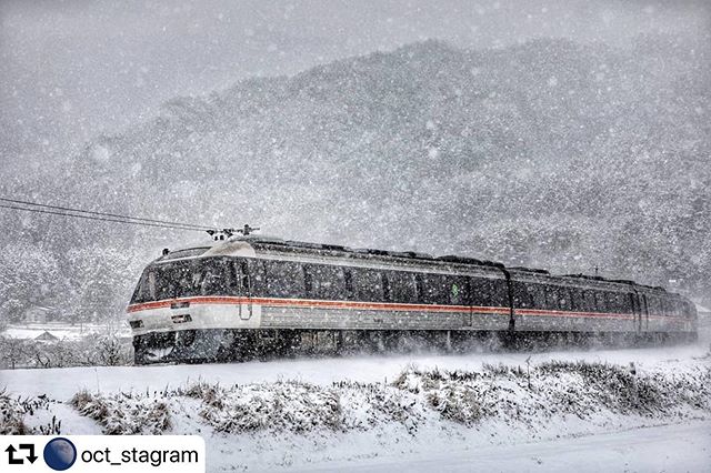 #repost @oct_stagram・・・爆煙ひだ号!!.三度やって来た寒波で、ついにひだ号の雪煙に辿り着いた(;´༎ຶД༎ຶ`)ﾔｯﾄﾔｻ.#visit_tokai #東海カメラ倶楽部#岐阜県インスタ部 #gifuphoto #鉄道風景 #wu_japan #photo_jpn #deaf_b_j_ #dairy_photo_jpn#instagramjapan #tokyocameraclub #igersjp #team_jp_ #RECO_ig#inspirationcultmag #railwayphotography #exciting_vehicles #japan_photogroup #びゅうたび #神戸カメラ部 #JR東海 #高山本線 #キハ85 #高山市 #宮カーブ #雪煙.宮カーブか小坂の鉄橋で粉雪舞う感じのをずっと撮りたかったんやって。.パソコンがまだ無いでスマホ現像なのが心残りやけど、誕生日おめでとう(*'∀'人)
