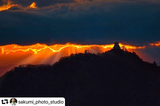 #repost @sakumi_photo_studio・・・色んな山から夕陽を撮影していますが、肝心な時間になると雲が出てくるのが常です（笑）しかし雲がないと見れない光景に出会うことも多々あり、偉大なる自然界に感謝です🤗Location 岐阜#風景写真 instagram #tokyocameraclub #instagramjapan #インスタグラムジャパン #bestphoto_japan #pashadelic #canon_image_gateway #canon #空の写真館 #岐阜 #金華山 #岐阜城 #visit_tokai #岐阜県インスタ部 #photravelers  ##japantravelphoto #絶景 #日本の風景 #日本の絶景 #japan_of_insta #loves_nippon #love_bestjapan #daily_photo_japan #山のある風景写真館 #gifusta #gifuphoto #kankogifu #岐阜カメラ部