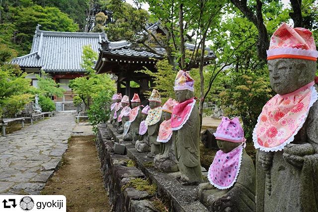 #repost @gyokiji・・・︎奉納していただき可愛らしく衣替えしました︎︎#行基寺 #岐阜 #海津市 #寺院 #隠れ城 #花鳥風月 #お地蔵さん#gyokiji #temple #gifu #ig_japan #retro_japan_ #lovers_nippon #team_jp_ #kf_gallery #retrip_岐阜 #scenery  #japanese_gardens #visitjapanjp #gifusta #visit_tokai #beautifuljapan #gifuphoto #otonatabi_japan #my_eos_photo #絶景 #岐阜県インスタ部 #東海カメラ倶楽部